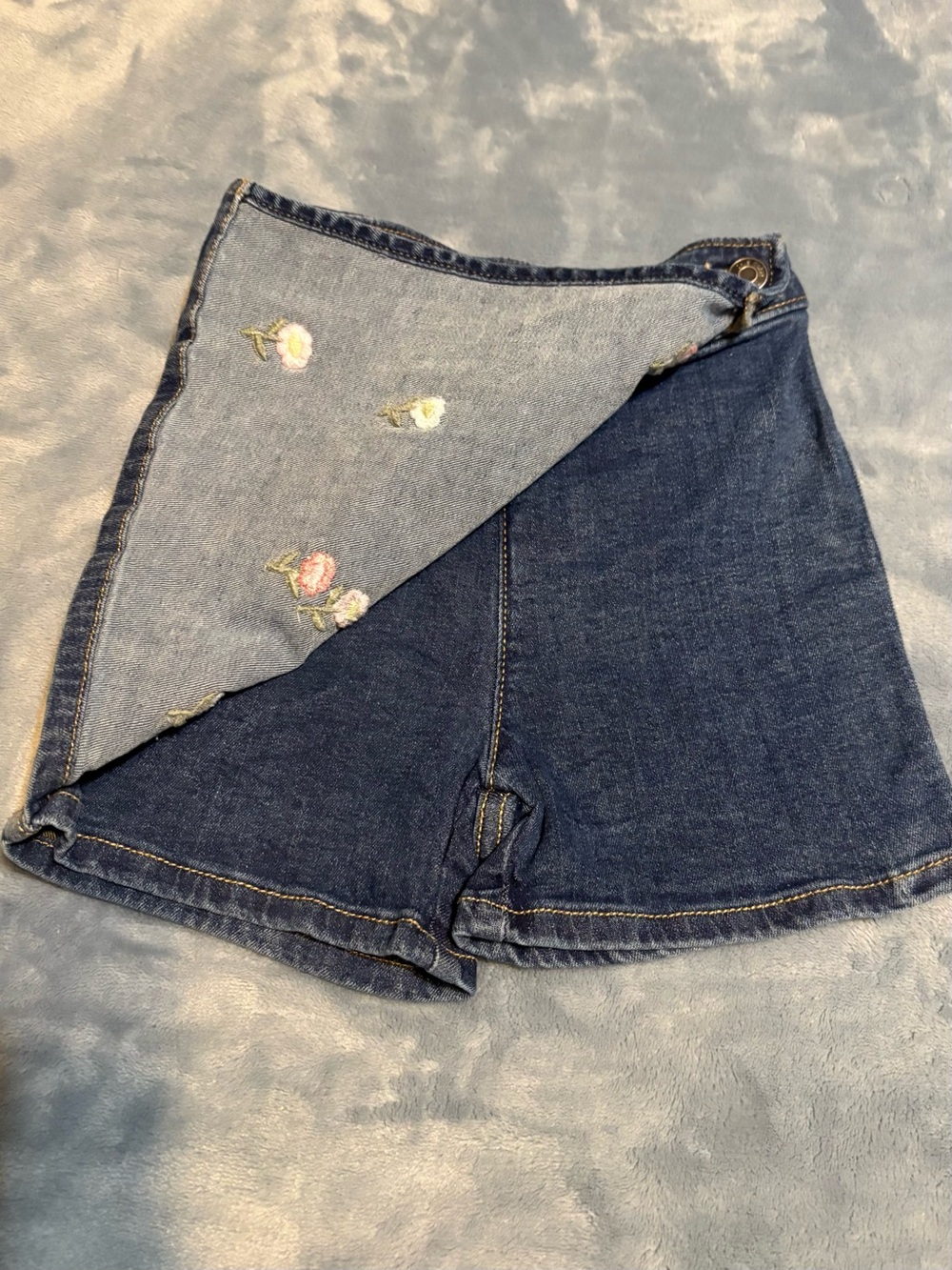 🌟Girls 5T Denim Skort With Embroidered Flower Accents - Picture 3 of 4